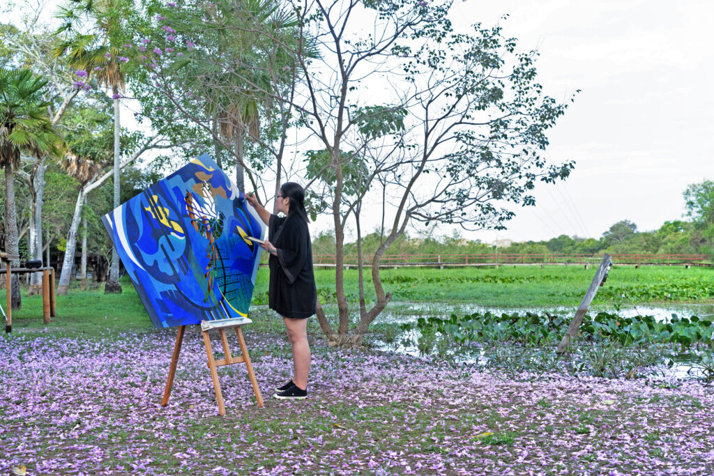 SESI-MS apresenta Lu Mori, artista voluntária do PantaNOW, que explora a liberdade das formas e cores abstratas em suas pinturas imersivas e instigantes