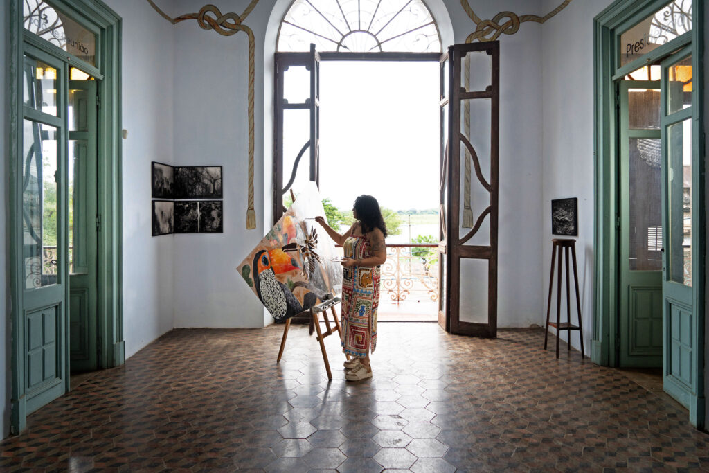 Pâmela Karine, de Três Lagoas, artista visual pintando módulo Tucano do PantaNOW, na Casa Vasquez, sede do IHP.