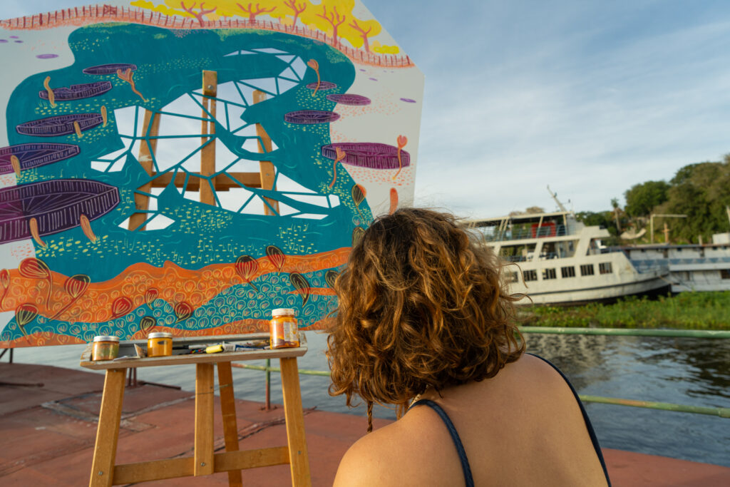 Eliane Fraulob pintando módulo do Jacaré PantaNOW em Corumbá, MS.