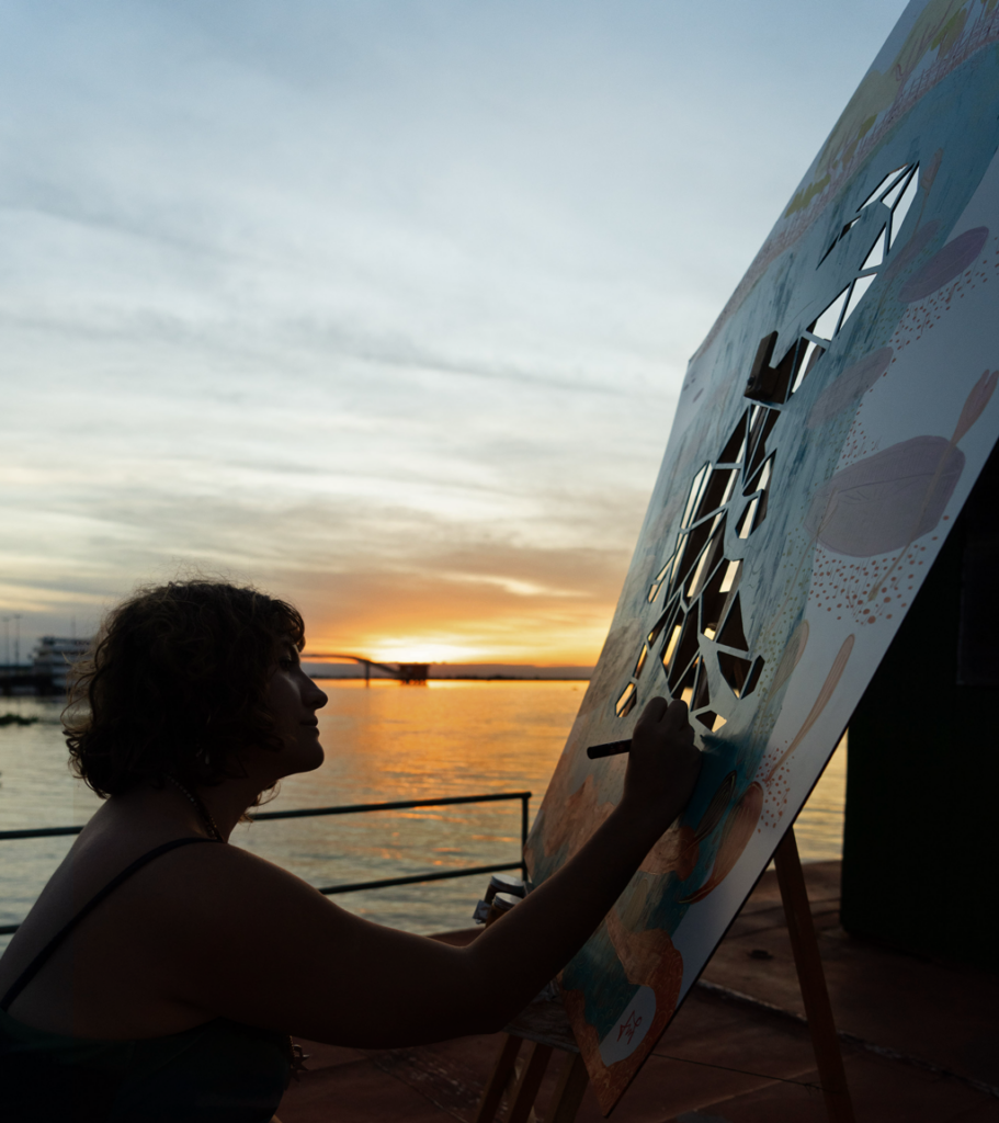 Eliane Fraulob pintando módulo do Jacaré PantaNOW em Corumbá, MS.