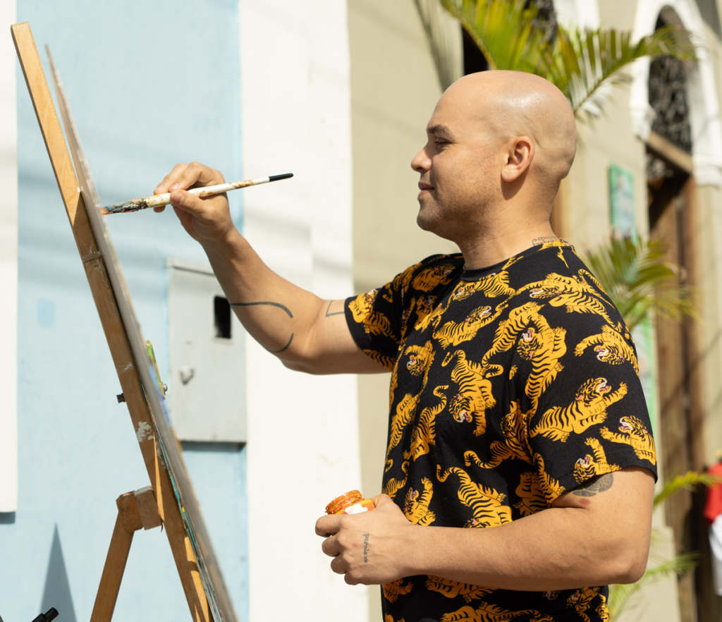 Artista Marlon Beraldo pintando módulo onça do PantaNOW em Corumbá, MS