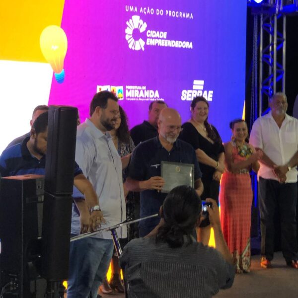 Prefeito de Miranda, Sr Fábio Florença concede ao Sr Roberto Klabin o título de Patrono do Pantanal durante o Festival da Cultura Pantaneira, em Miranda, MS.