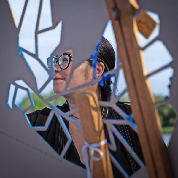 SESI-MS apresenta Lu Mori, artista voluntária do PantaNOW, que explora a liberdade das formas e cores abstratas em suas pinturas imersivas e instigantes