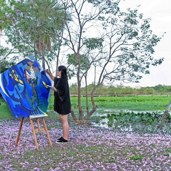 SESI-MS apresenta Lu Mori, artista voluntária do PantaNOW, que explora a liberdade das formas e cores abstratas em suas pinturas imersivas e instigantes