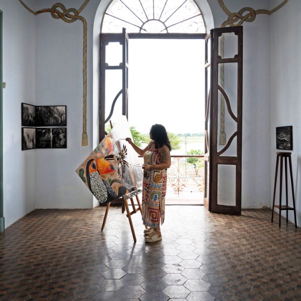Pâmela Karine, de Três Lagoas, artista visual pintando módulo Tucano do PantaNOW, na Casa Vasquez, sede do IHP.