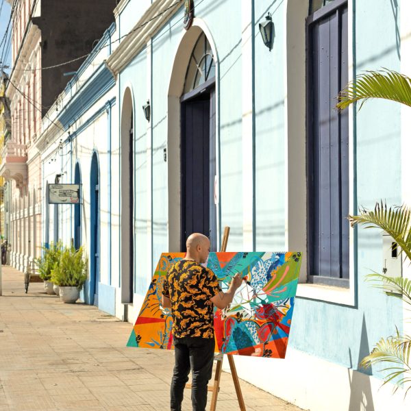 Artista Marlon Beraldo pintando módulo onça do PantaNOW em Corumbá, MS