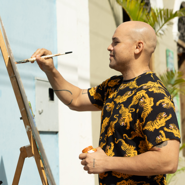 Artista Marlon Beraldo pintando módulo onça do PantaNOW em Corumbá, MS