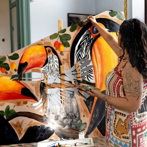 Pâmela Karine, de Três Lagoas, artista visual pintando módulo Tucano do PantaNOW.
